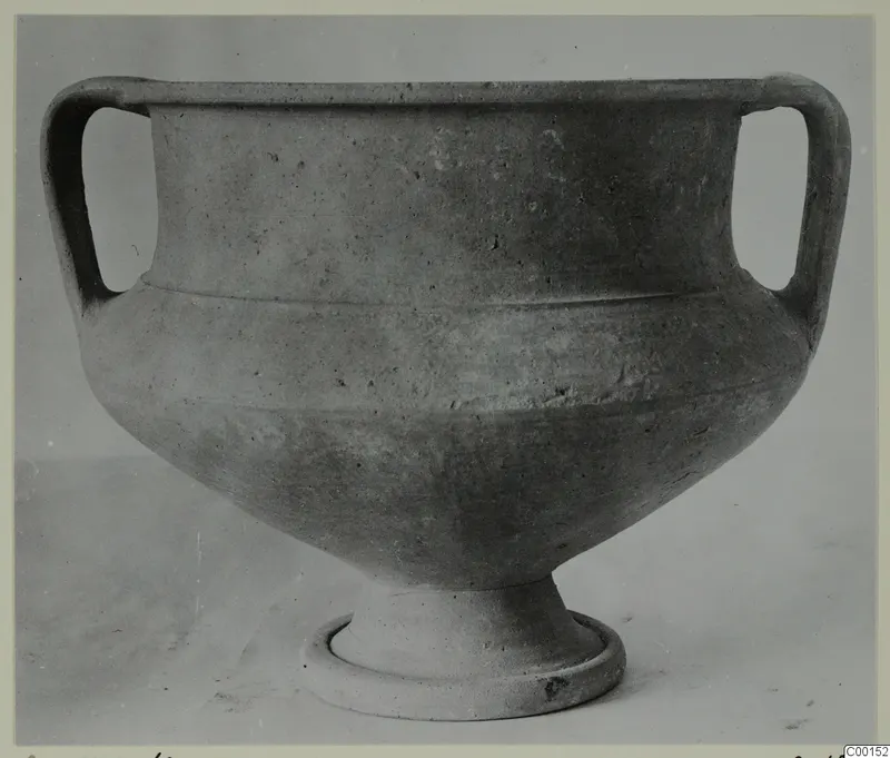 Pottery Plain White I-III amphora with two handles and a ring foot, from the Kastros tombs at Lapithos