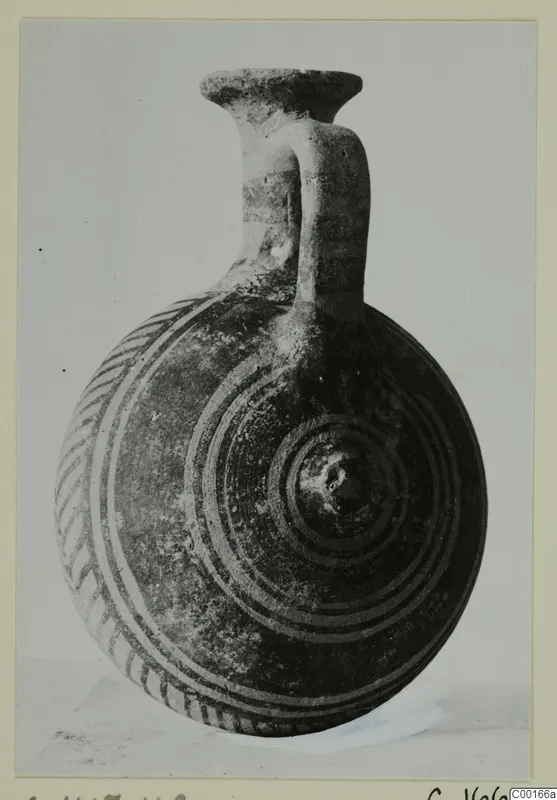 Pottery flask with a flat-rimmed neck, a loop handle and concentric circle painting on its round body