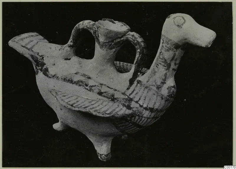 Pottery vessel with an animal head, White Painted II, with a long neck, two loop handles and three short legs