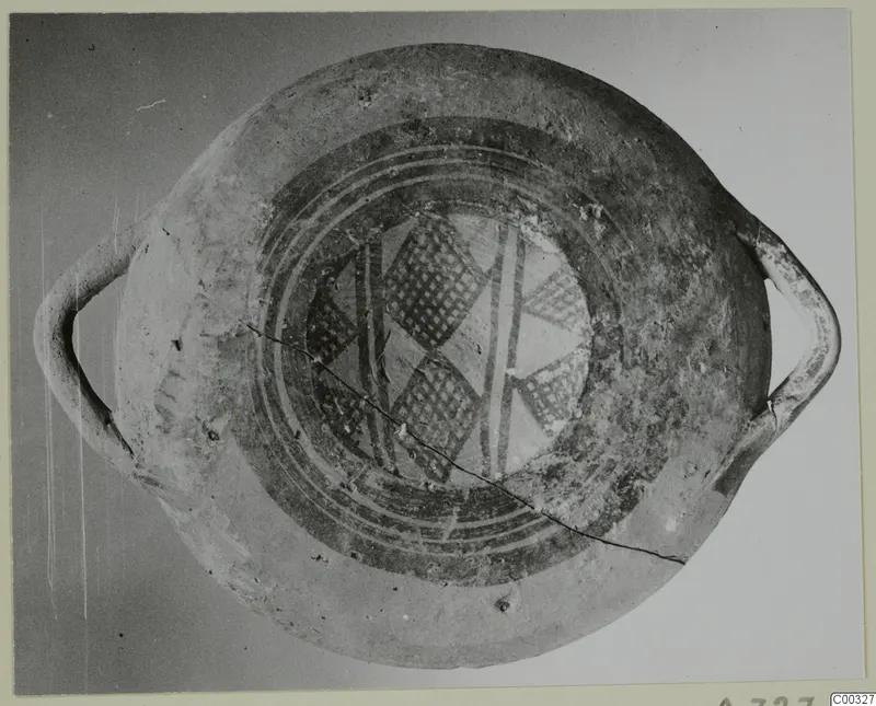 White Painted I bowl with two handles, seen from above, with concentric bands and a chequered central panel