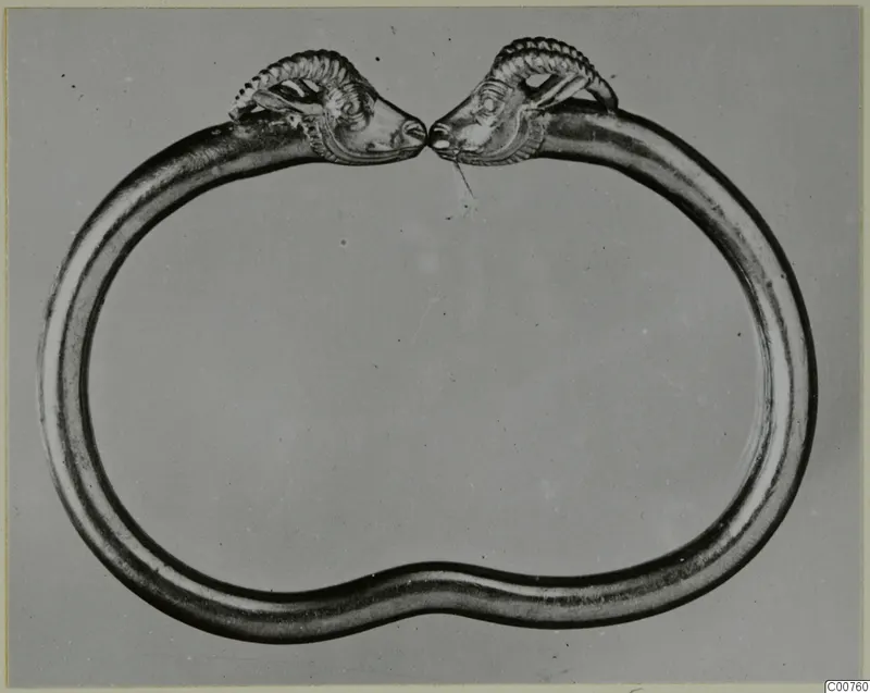 Bracelet with two animal heads facing each other, Vouni metalwork series
