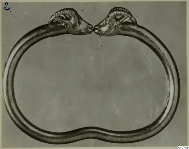 Gold ring from Vouni with two ram-head terminals facing each other