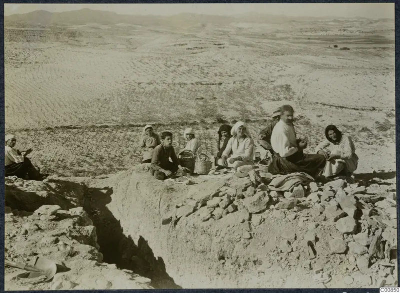Workers eating breakfast on the edge of an excavation trench at Idalion