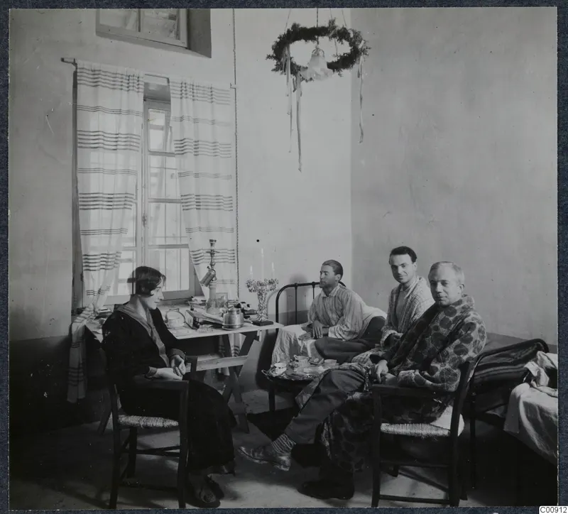 Rosa Lindros, Alfred Westholm, Erik Sjoqvist and John Lindros in a room with a table and bed in Nicosia.