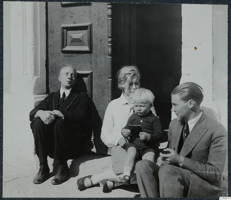 John Lindros, Gudrun Atterman, Stefan Gjerstad and Alfred Westholm sitting at a doorway in Nicosia