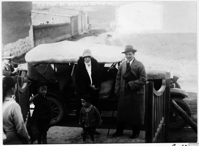 Vivi and Einar Gjerstad with children beside a car in Nicosia