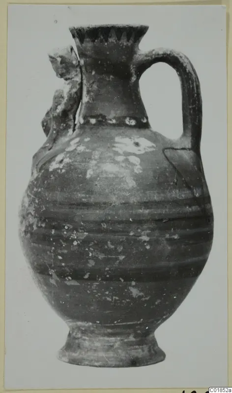 Bichrome-Red pottery jug from Marion, tombs 31–45, seen from the side