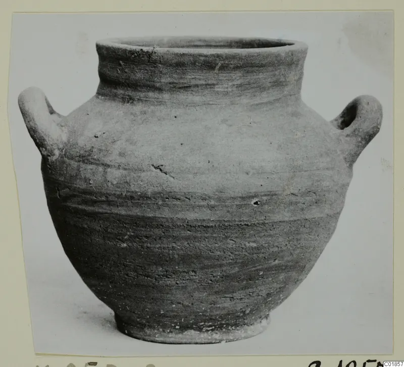 Pottery Red Slip I_III - V_VII: two-handled jar with a wide body, photographed in side view