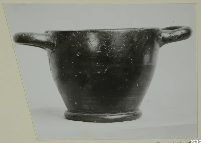 Black-glazed kotyle from Marion with two horizontal handles, seen from the side
