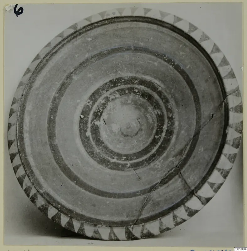 Pottery bowl, Bichrome-Red, seen from above, with concentric bands inside and a triangular pattern around the rim