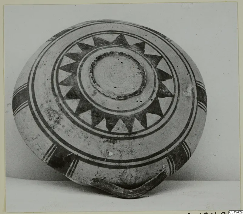 White Painted I bowl from Lapithos, seen from above, with a central disc, concentric bands and a ring of dark triangular motifs