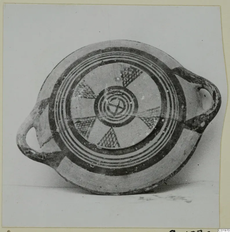 White Painted I bowl from Lapithos, seen from above, with concentric rings and crosshatched radiating sectors