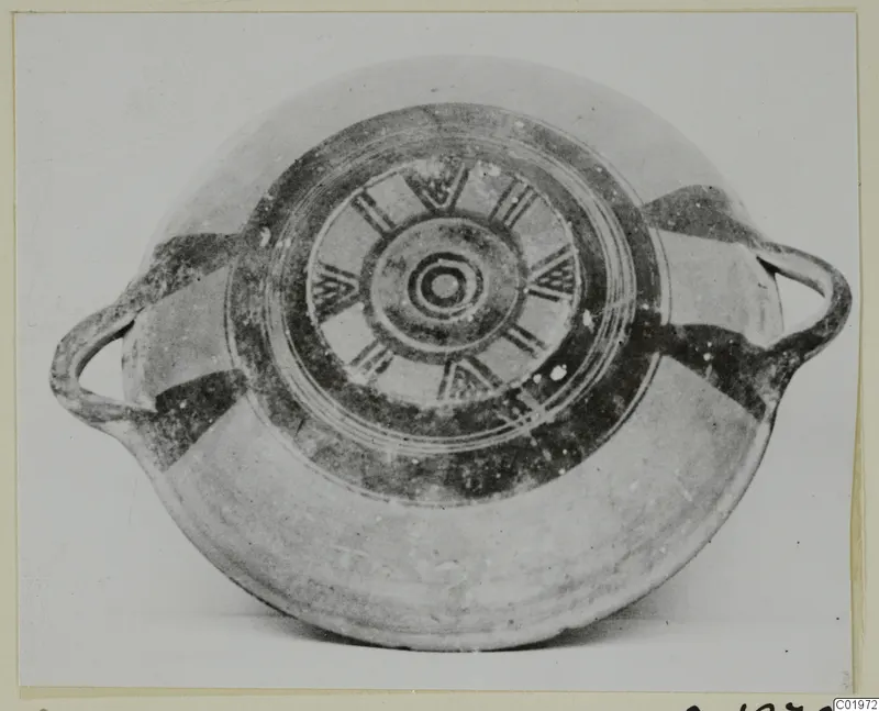 Pottery Bichrome II two-handled bowl from Lapithos, seen from above, with concentric rings and radiating dark motifs