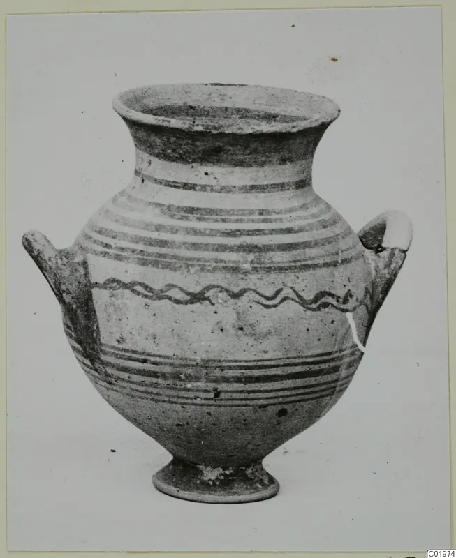 White Painted I amphora from Lapithos, Kastros tombs: a two-handled pottery vessel with dark painted bands and a wavy line.