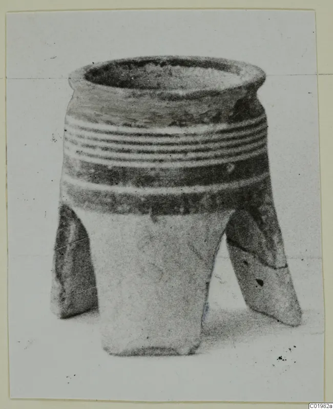 White Painted II vessel from Lapithos, with horizontal grooves on the upper body and legs at the base