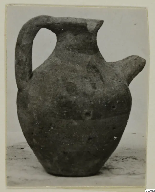 Pottery jug with a strap handle and beaked spout, White Painted VII, from Vouni, Korakas tombs