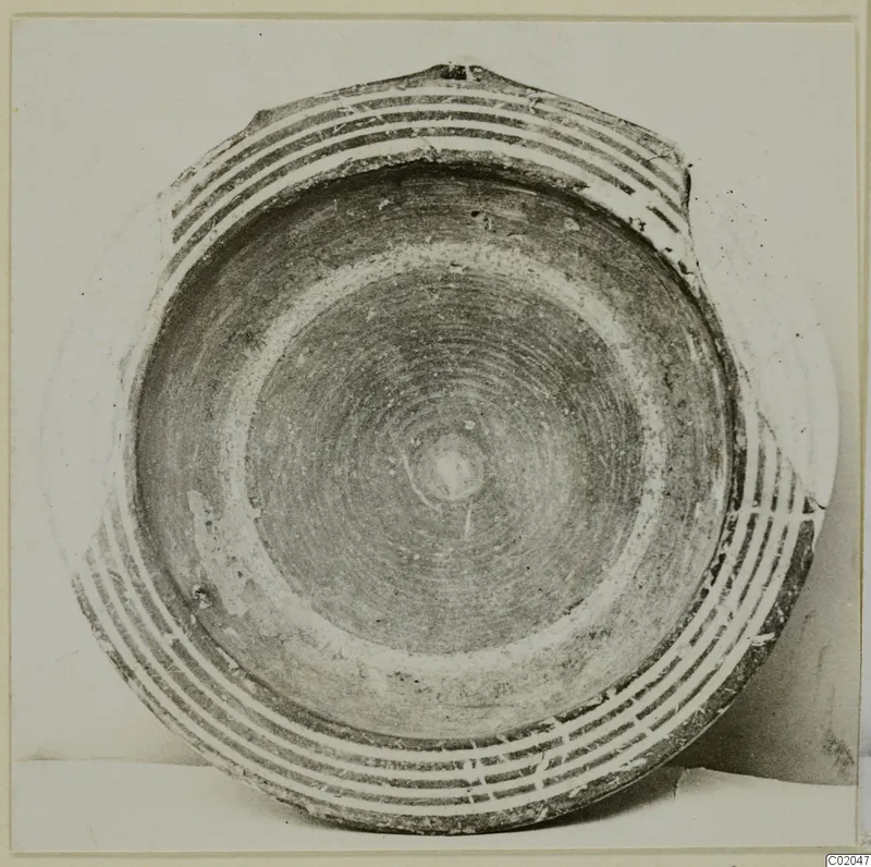 Bowl seen from above, its rim and interior decorated with concentric bands and rings