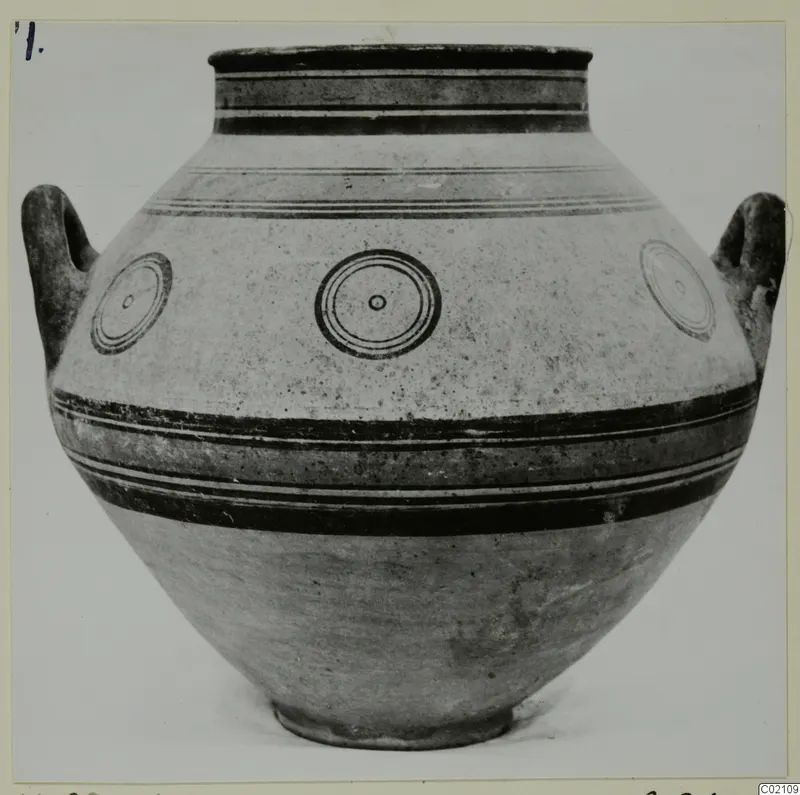 Pottery Bichrome V two-handled jar with dark banded bands and concentric-circle motifs on the body