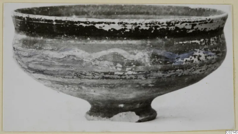 Pottery bowl, Bichrome-Red I_IV - IV_VII, with a wavy pale band around its body