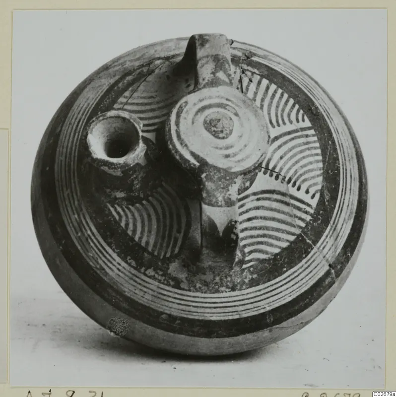 Bowl-jar of Levanto-Helladic Ware from Ayios Iakovos, seen from the front