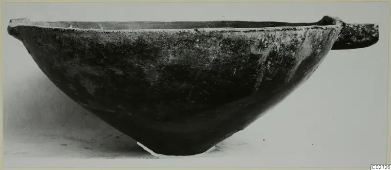Pottery Red Polished II bowl from Lapithos, Vrysi tou Barba tombs, shown in side profile