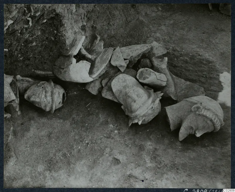 Broken pale fragments, including head-like pieces, lying in situ in pit L 19 at Mersinaki.