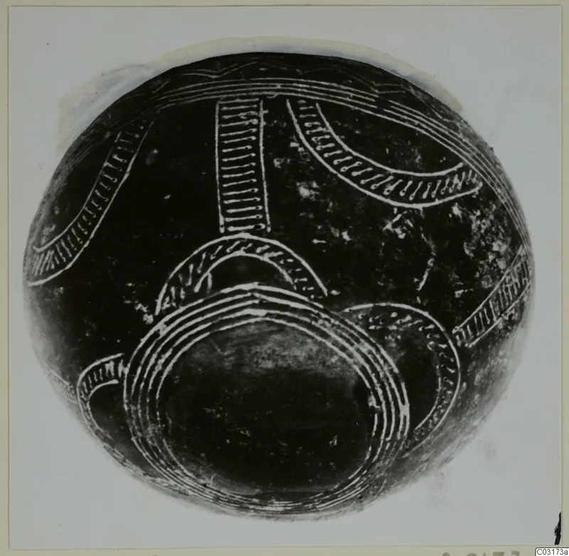 Black polished pottery vessel from Lapithos, seen from above, with white incised concentric arcs and comb-like hatched bands