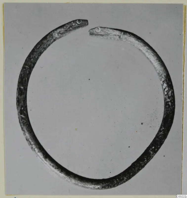 Silver open ring bracelet with both ends shaped as small heads with round eyes
