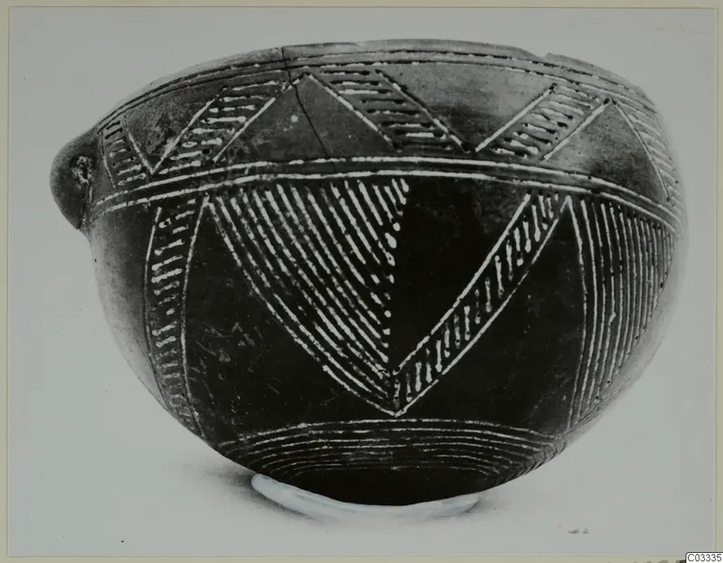 Black polished bowl from Lapithos with incised bands and triangles filled with pale lines
