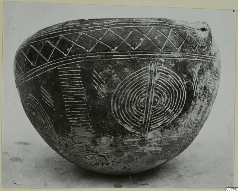 Red Polished II bowl from Lapithos with incised concentric circles and zigzag bands