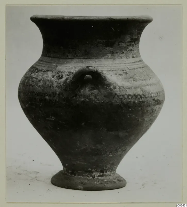 Pottery Levanto-Helladic Ware bowl-jar from Enkomi, with a loop handle and painted bands on the body