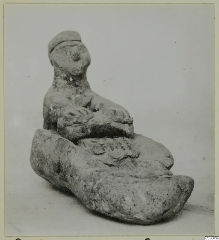 Terracotta Minor Plastic 1: seated figurine with folded arms on a large rounded base