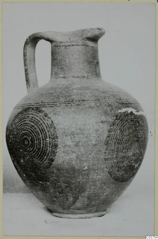 Painted jug with a strap handle and concentric circle decoration, Pottery Black-on-Red II-IV