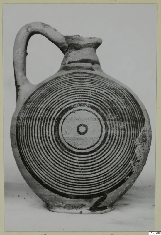 Bichrome V jug with a loop handle and concentric circles painted on its body