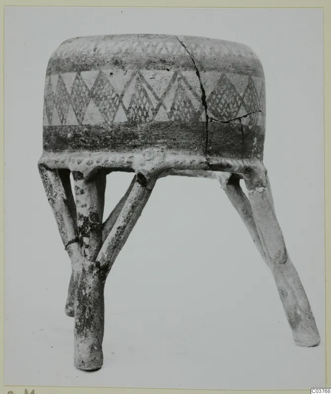 Pottery White Painted I object with a drum-shaped painted body standing on four legs