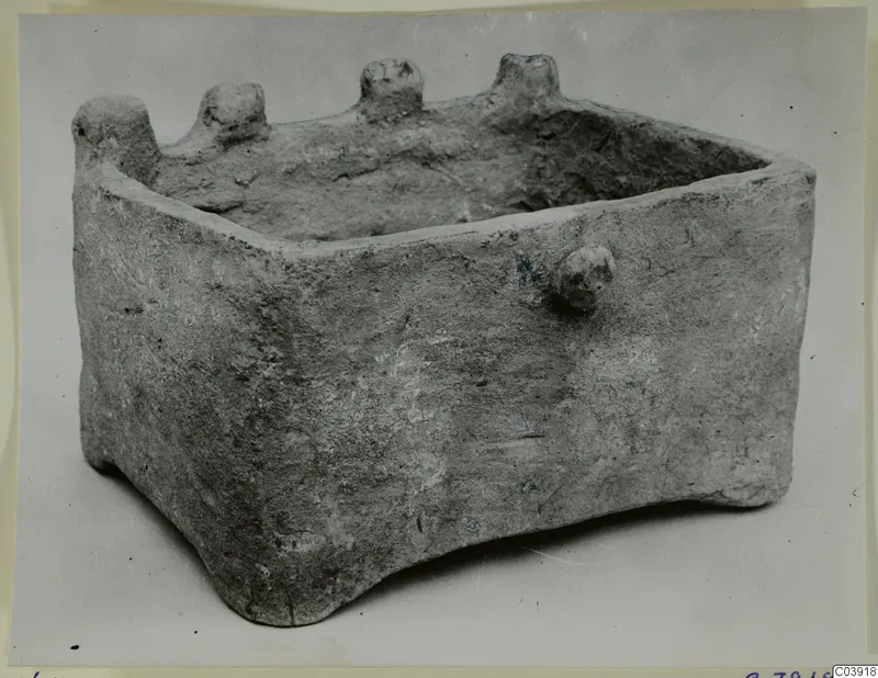 Rectangular terracotta chest with an open top, rounded knobs along the rim and a small knob on one side