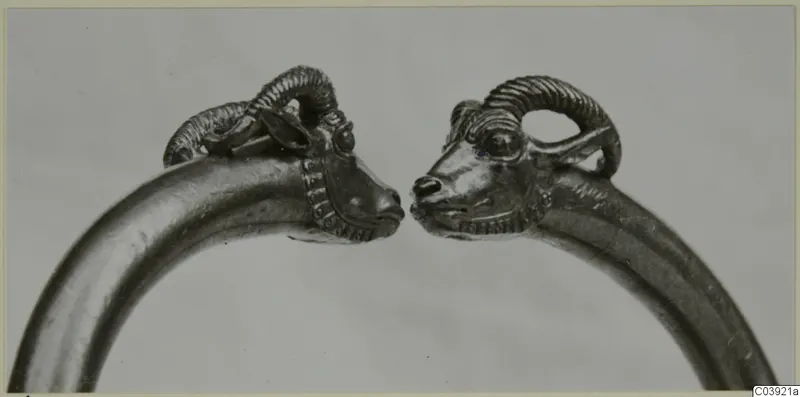 Gold hoop-shaped jewellery with two ram-head ends, from Vouni