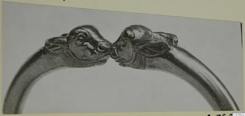 Gold bracelet from Vouni with two animal-head terminals facing each other