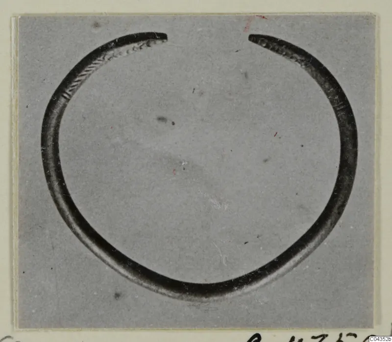 Silver open ring or bracelet with incised decoration at its two ends
