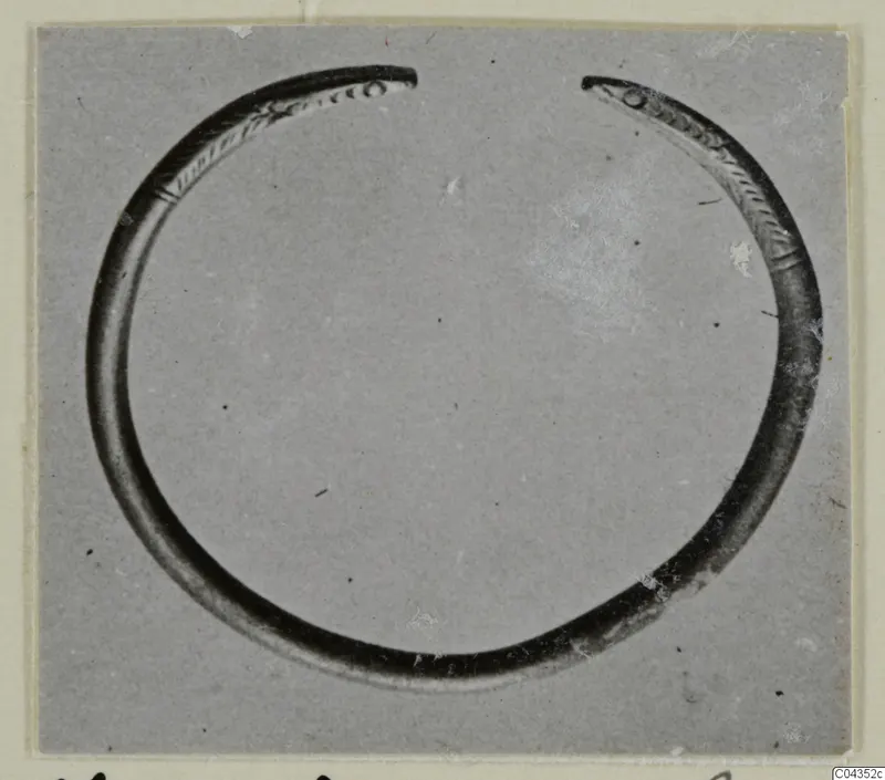 Open silver bracelet from Vouni 292, with tapered ends decorated with incised lines