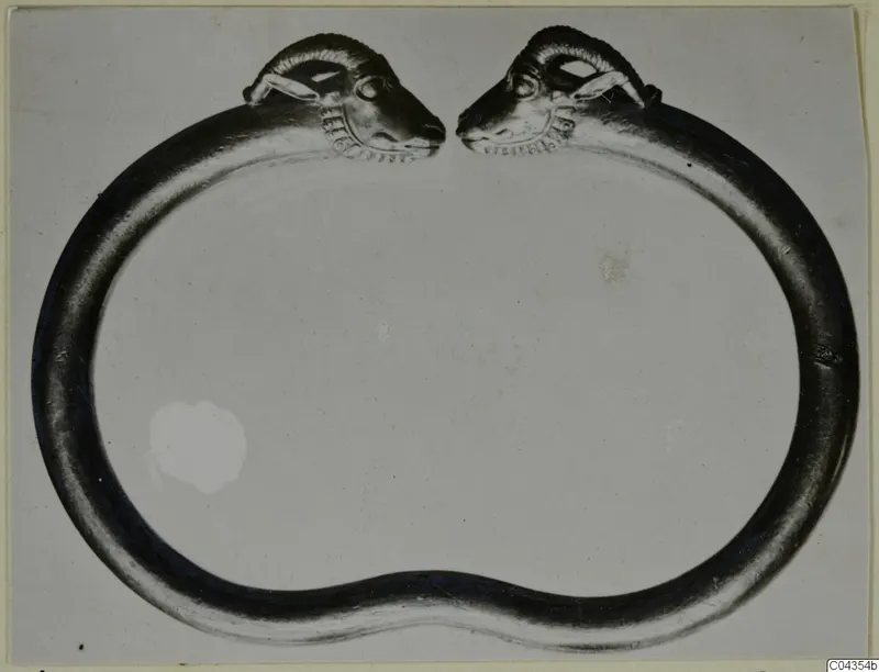 Gold bracelet ending in two ram's heads that face each other, from Vouni