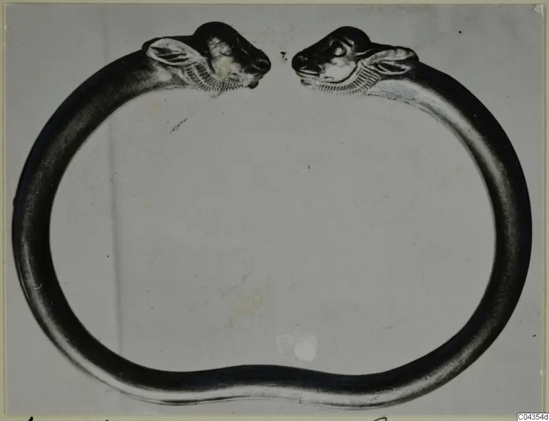 Gold ring-shaped jewellery from Vouni, with two animal-head terminals facing each other across an open gap