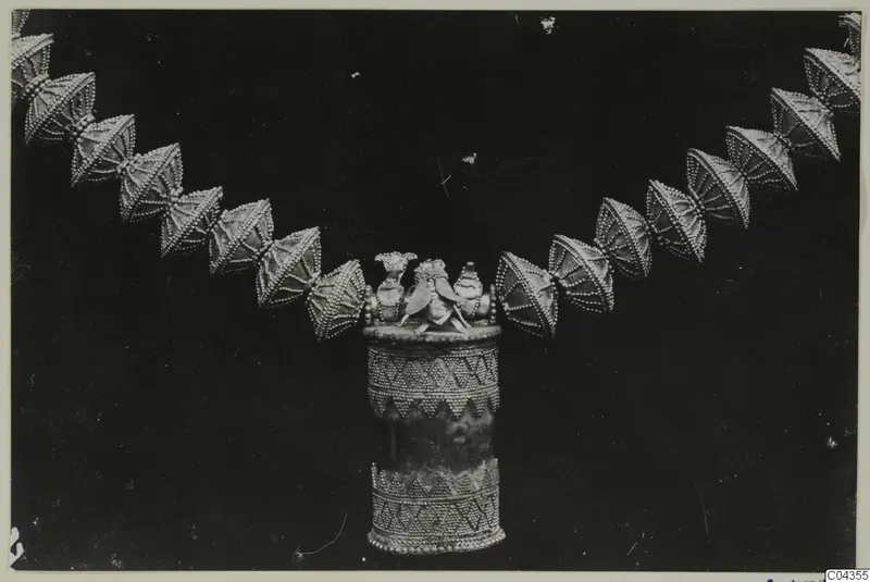 Necklace of pyramidal pendants with dotted beading and a cylindrical gold piece from Arsos