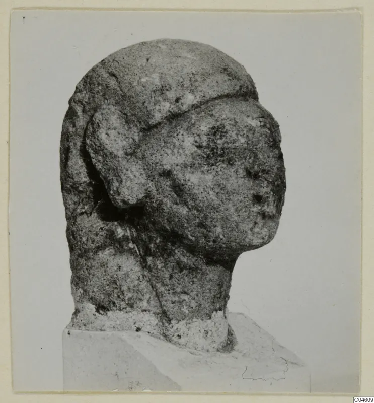 Limestone Neo-Cypriote head, seen in three-quarter view on a stone base