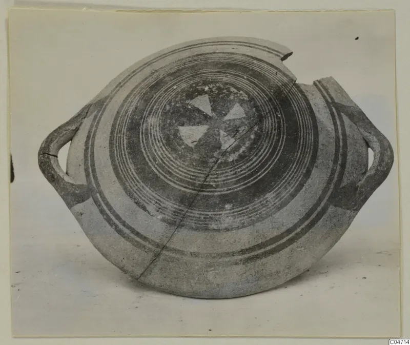 Pottery Bichrome II vessel with concentric painted rings, four white triangles at the centre and two handles