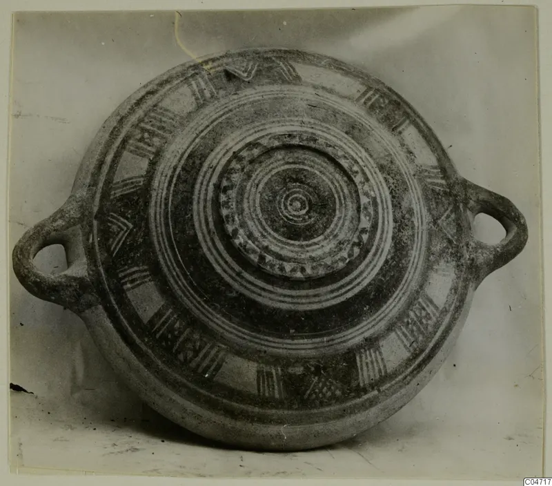 Pottery Bichrome III vessel with two handles, seen from above, with concentric rings and banded decoration.