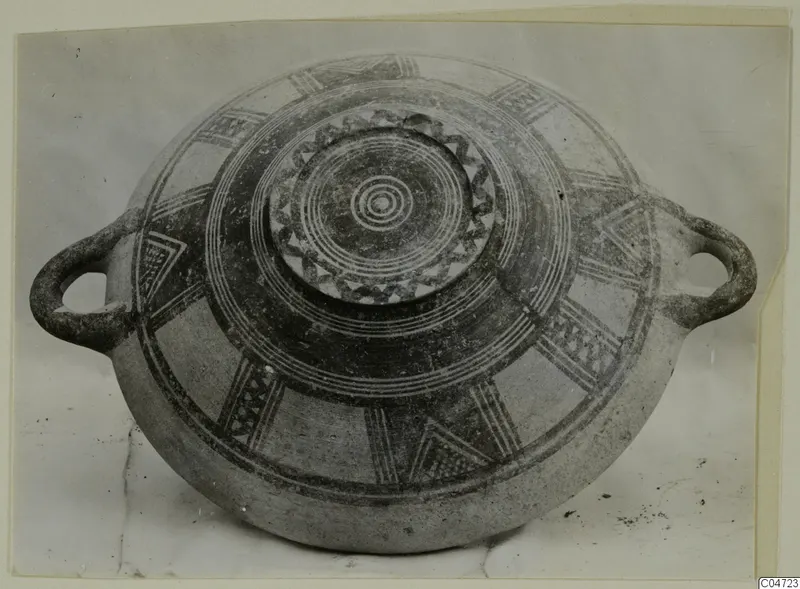 Pottery Bichrome III vessel with two loop handles, painted with bands, concentric lines and triangles