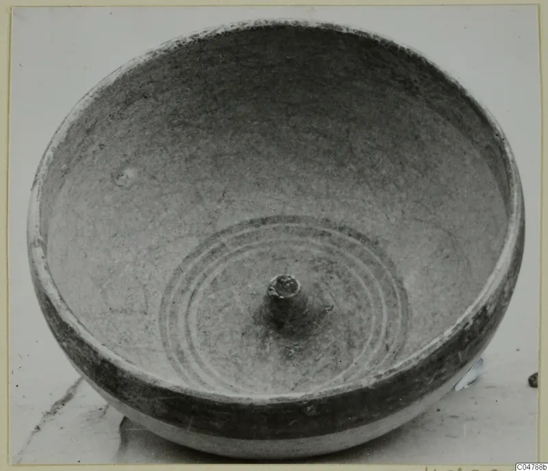 Bowl seen from above, with concentric rings and a central knob inside; White Painted IV from Amathus