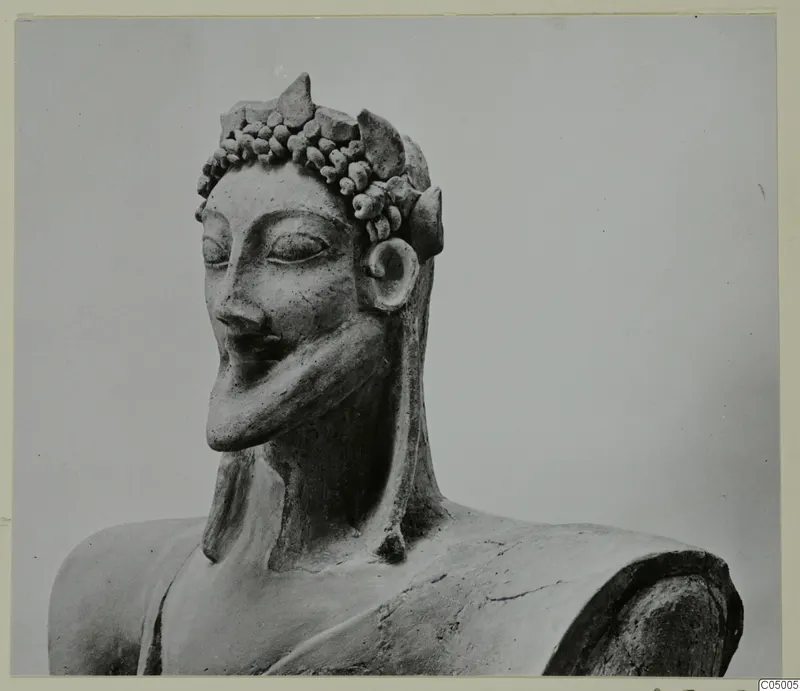 Terracotta Cypro-Greek I from Mersinaki: head and upper body of a statue with a wreath of knobs and a hand raised to the chin