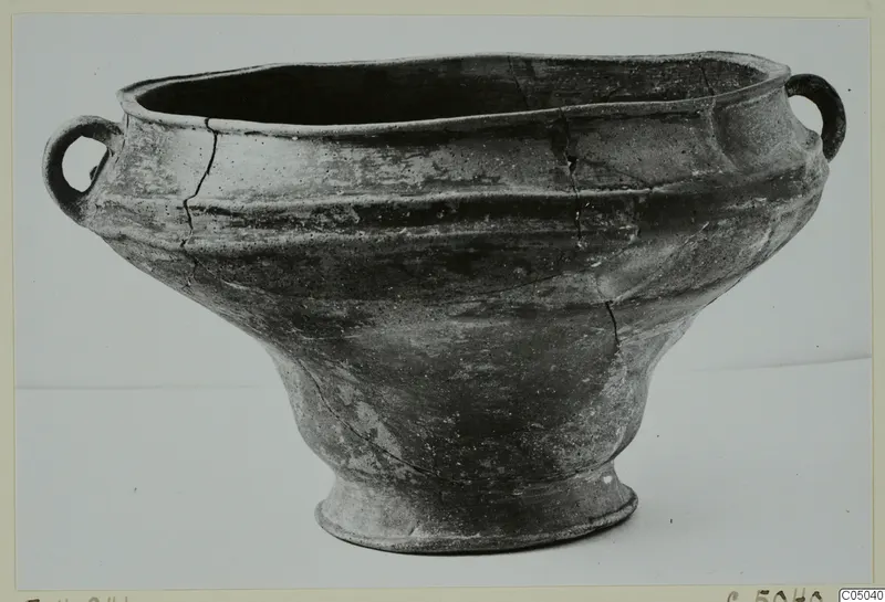Base-Ring Ware crater with two loop handles and a ring base, seen from the side